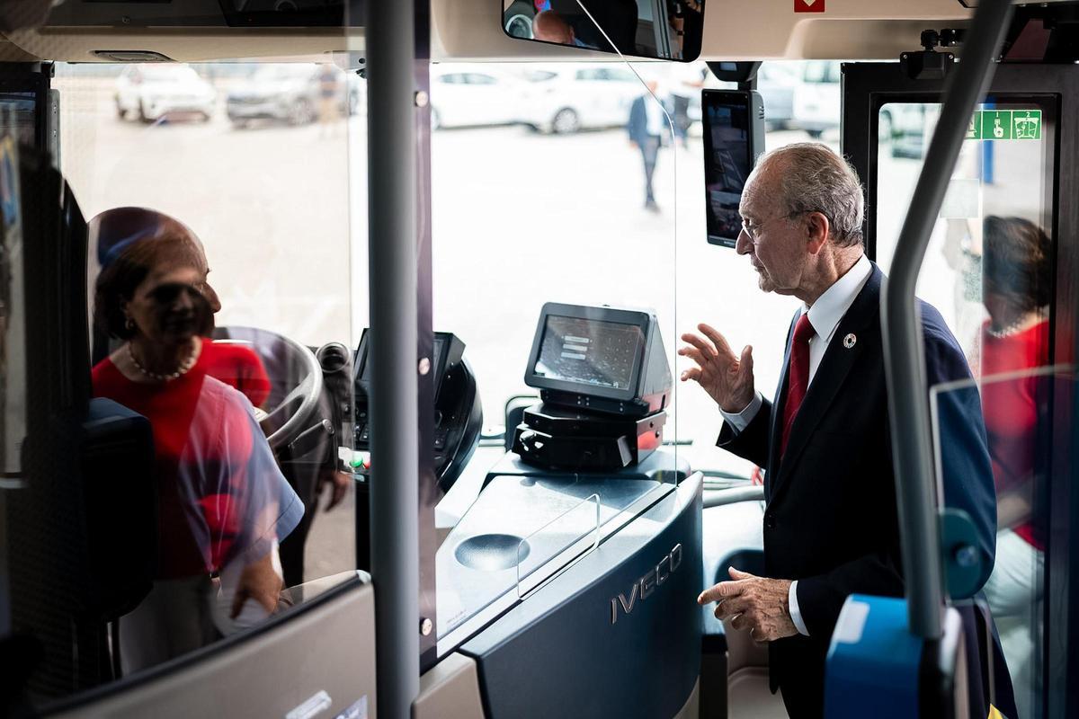Francisco de la Torre en uno de los nuevos autobuses eléctricos.