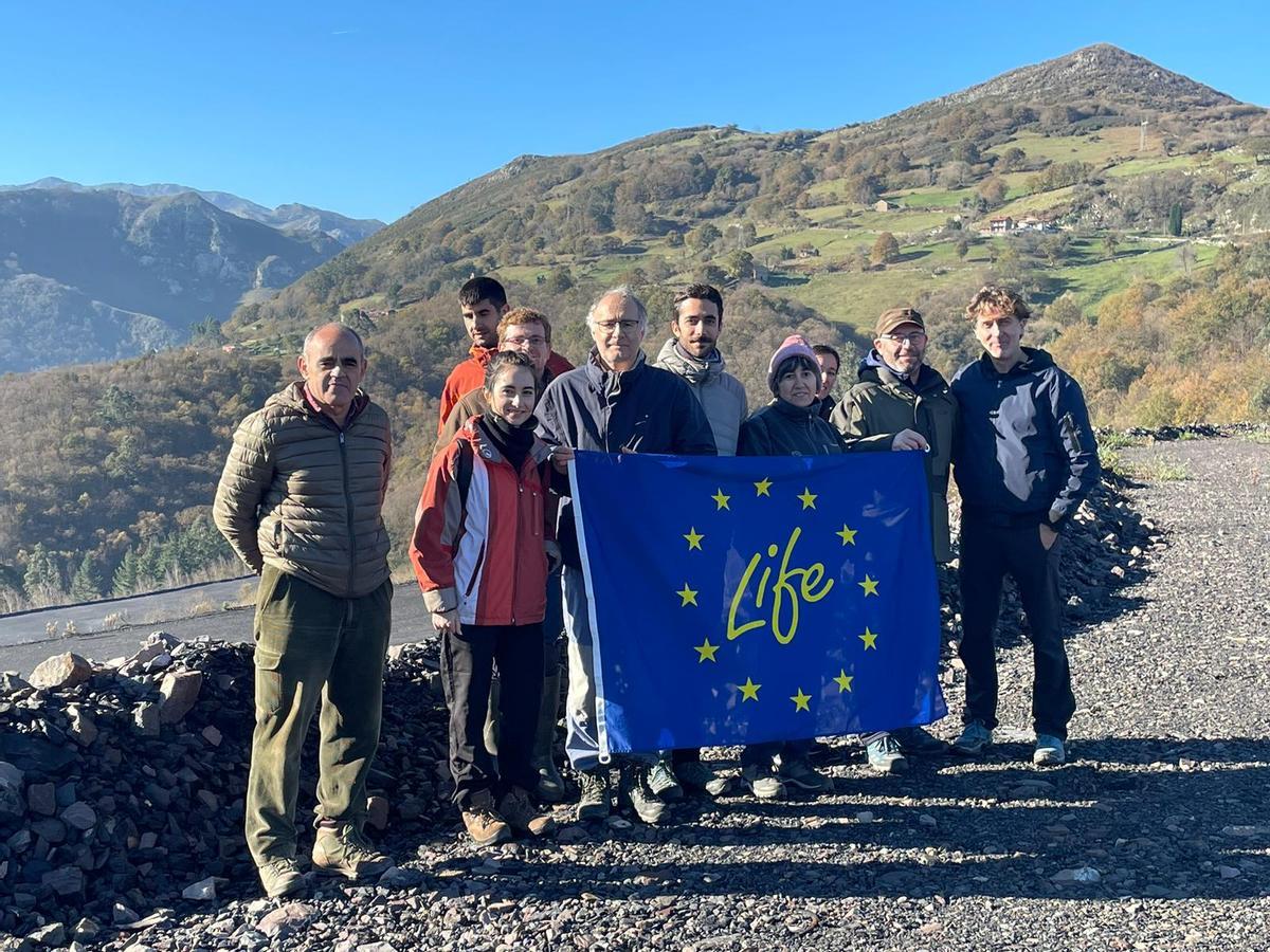 Algunos de los participantes en el proyecto con la bandera de los fondos Life en Pumardongo.