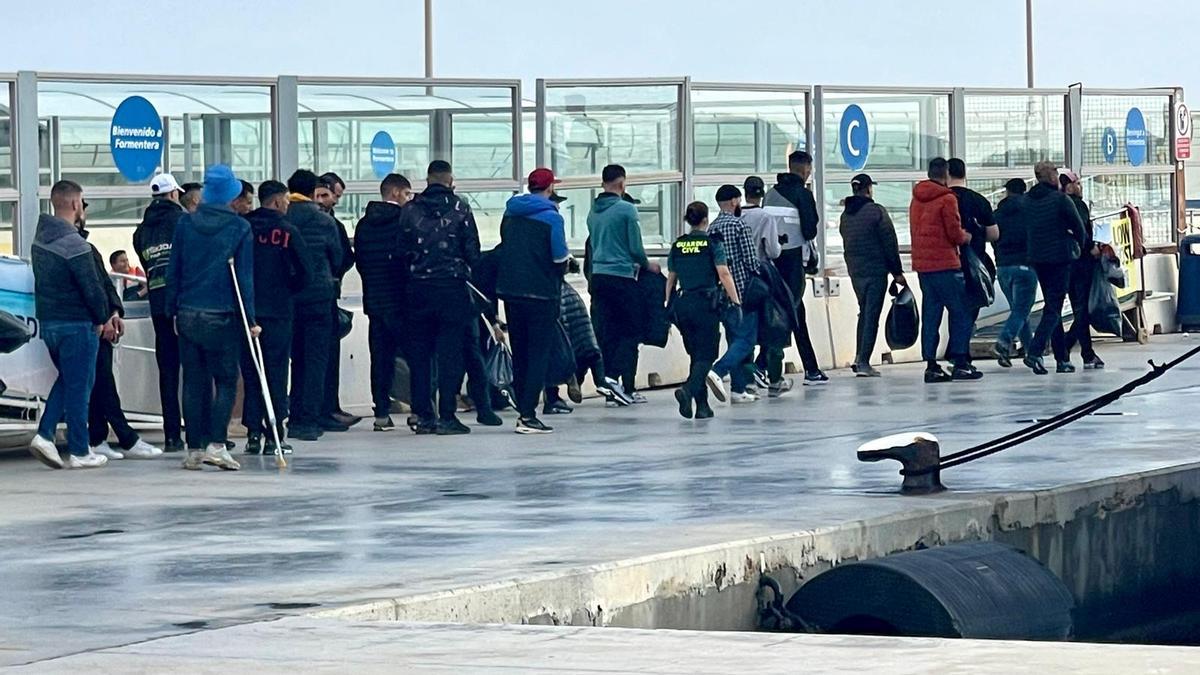 Foto de archivo de migrantes llegados a Formentera embarcando hacia Ibiza