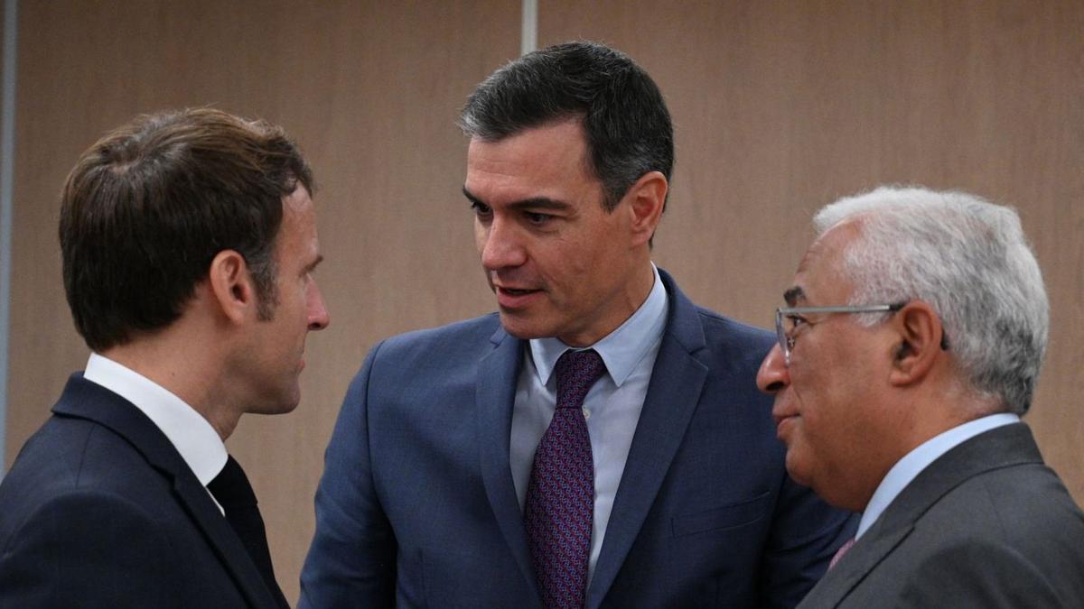 Macron, Sánchez i Costa,
ahir en la reunió on es va
pactar el nou projecte.  ACN