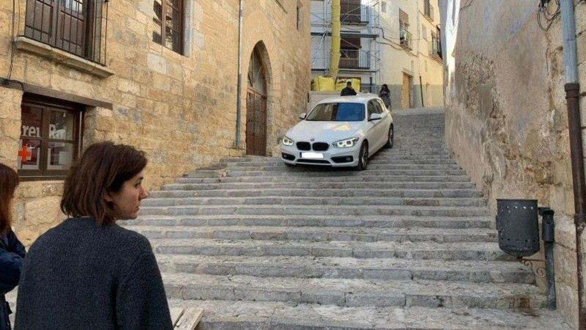 Un coche acaba en unas escaleras en Morella por culpa del GPS.