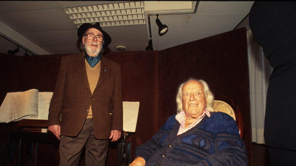 El pintor Laxeiro, de pie, en una imagen de archivo junto al también desaparecido Rafael Alberti