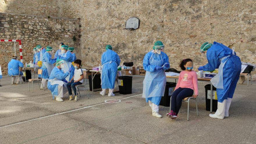 Fent proves PCR al pati d&#039;una escola.