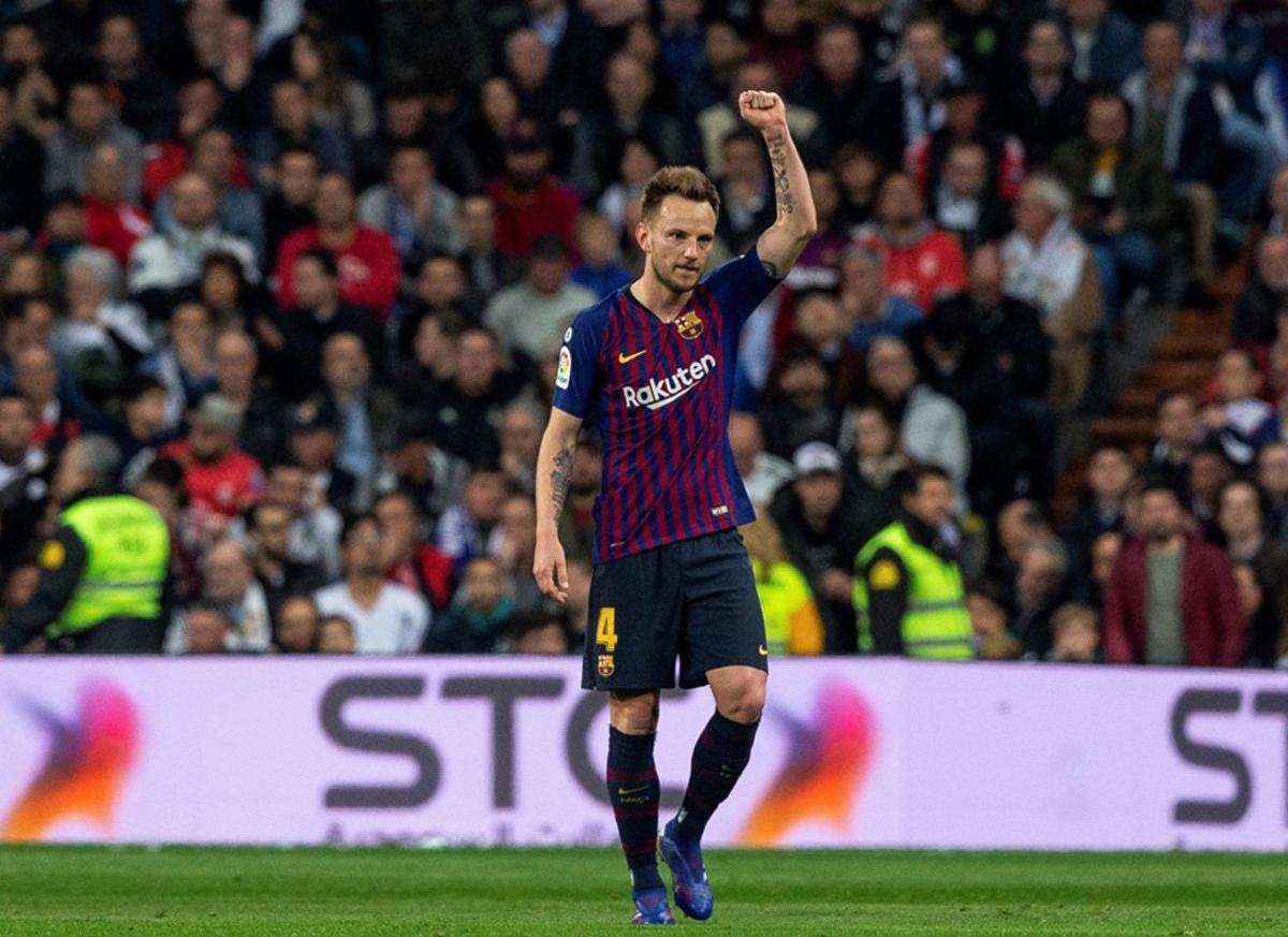Ivan Rakitic marca el 0-1 durante el Clásico Real Madrid - FC Barcelona de La Liga disputado en el Santiago Bernabéu Ivan Rakitic marca el 0-1 durante el Clásico Real Madrid - FC Barcelona de La Liga disputado en el Santiago Bernabéu