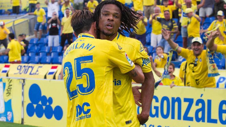 Loïc Rémy celebra con Aquilani uno de los goles que ha anotado en esta temporada.