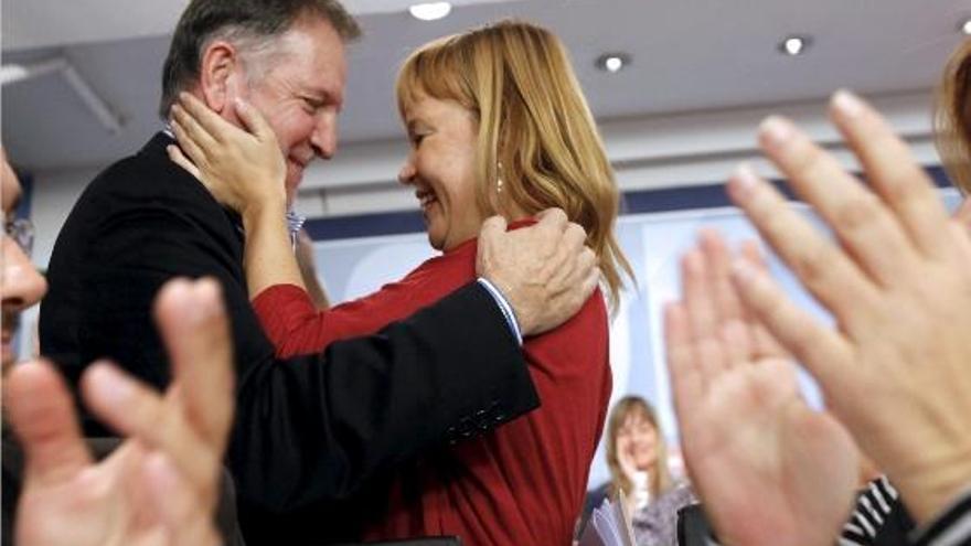 Leire Pajín abraza a Marcelino Iglesias, quien ayer se hizo cargo de la Secretaría de Organización del PSOE.