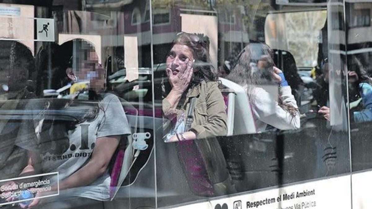 Momentos difíciles 8 Alumnos, profesores y familiares son trasladados en un autobús a prestar declaración, ayer en Barcelona.