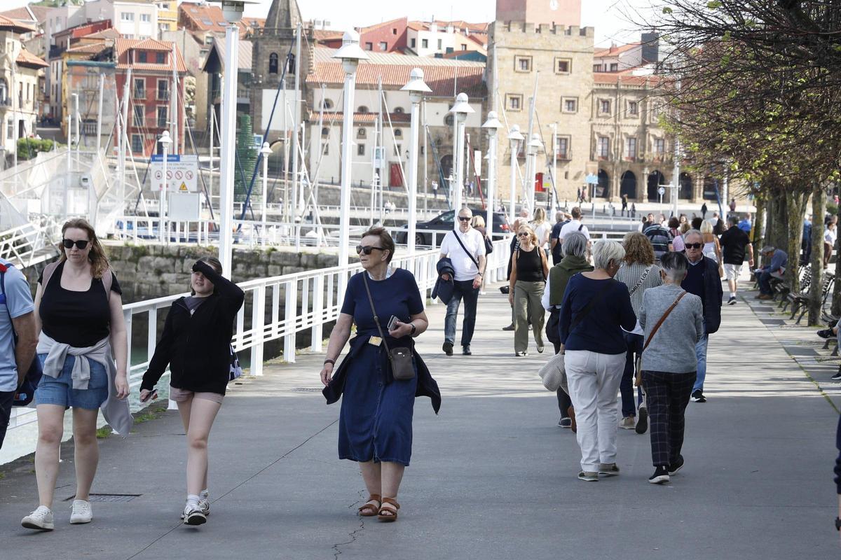 Gijón recibe a los primeros cruceristas de la temporada (en imágenes)