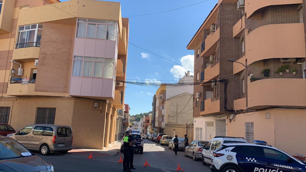 La Policía acordonó la calle en la que se produjeron los hechos.