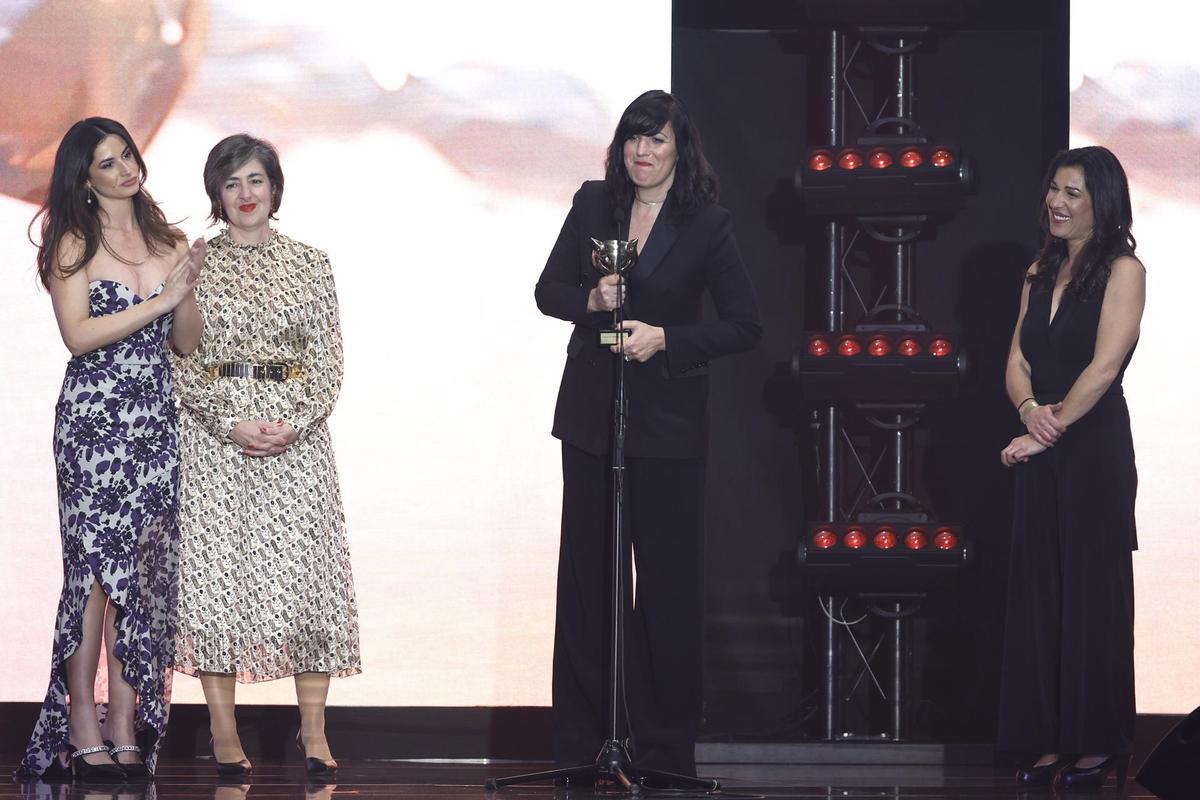 La productora Paloma Zapata (2d) recibe el Feroz de Arrebato de no Ficción por su película 'La Singla'.
