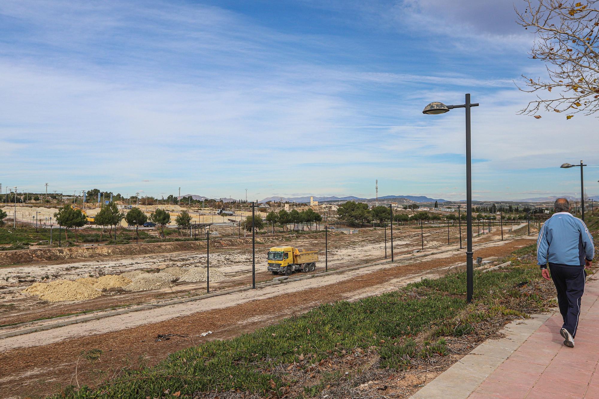 Trabajos de limpieza en la urbanización de Los Invernaderos en San Miguel de Salinas