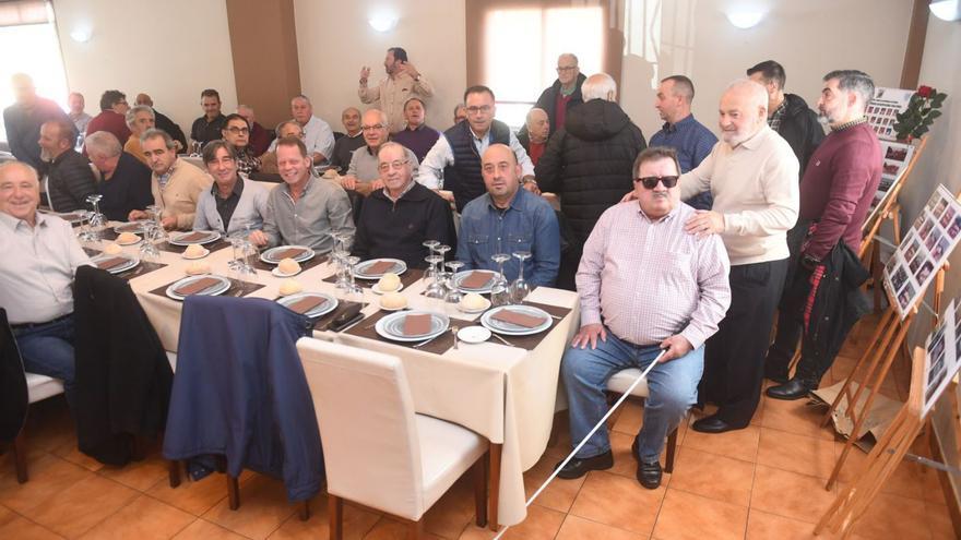 Reencuentro de los exjugadores de los equipos de Meirás  | CARLOS PARDELLAS