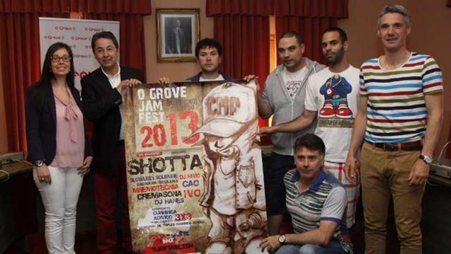 El alcalde de O Grove y sus concejales posaron junto a los organizadores con el cartel.  // Muñiz