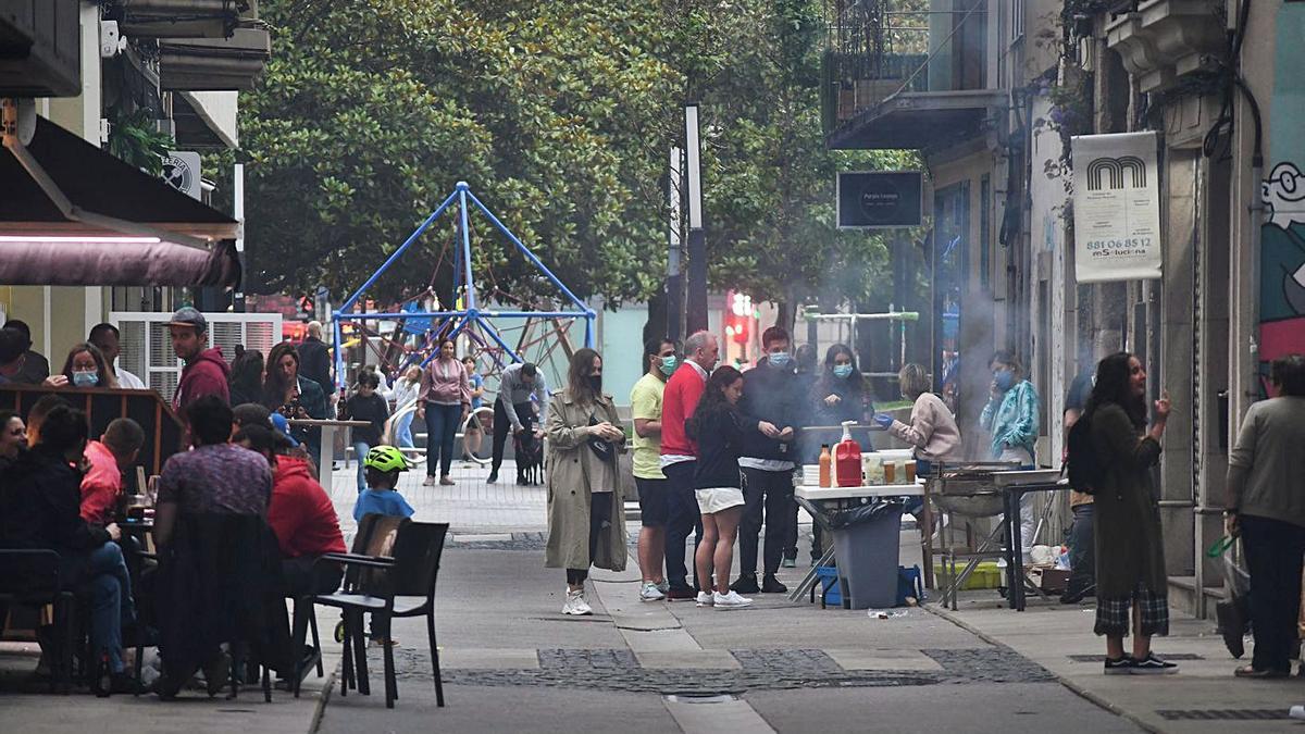 Celebración de San Juan el año pasado con sardiñadas en los barrios.  | // CARLOS PARDELLAS