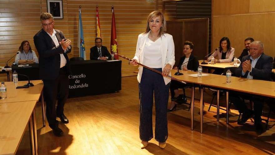 El alcalde saliente Javier Bas (PP) aplaude a la nueva regidora Digna Rivas (PSOE), ayer. // Alba Villar