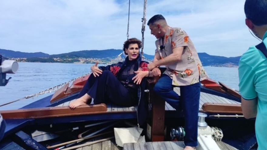 Antonia Dell’Atte e Xisco Feijoó durante o seu paseo en barco pola ría de Vigo. | TVG