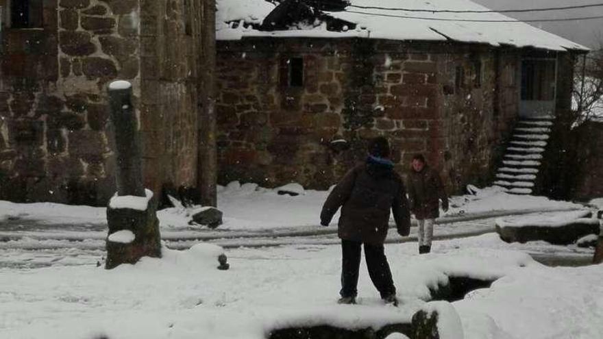Dos niños se entretienen jugando con la nieve, ayer por la mañana en Sotillo de Sanabria.
