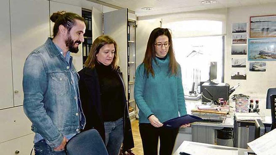 Espeja y Garrido, las conselleras de Medio Ambiente y de Territorio, registrando la ley junto al presidente del Parlament, Balti Picornell.