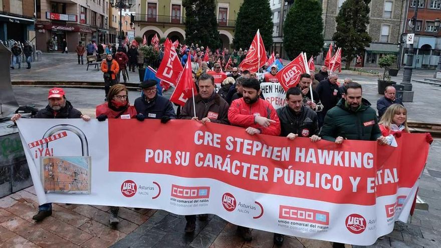 La marcha, saliendo de la plaza del Ayuntamiento de Langreo.