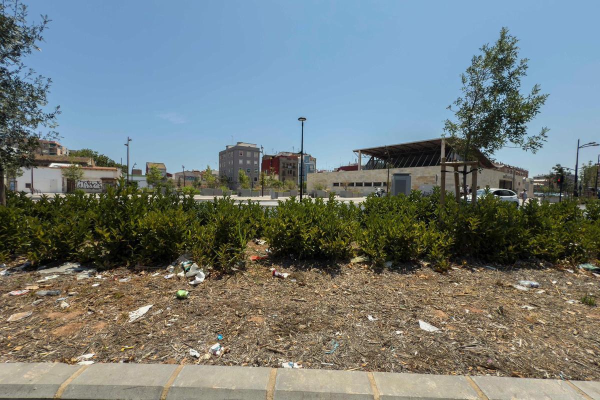 Suciedad acumulada junto a la estación del Cabanyal