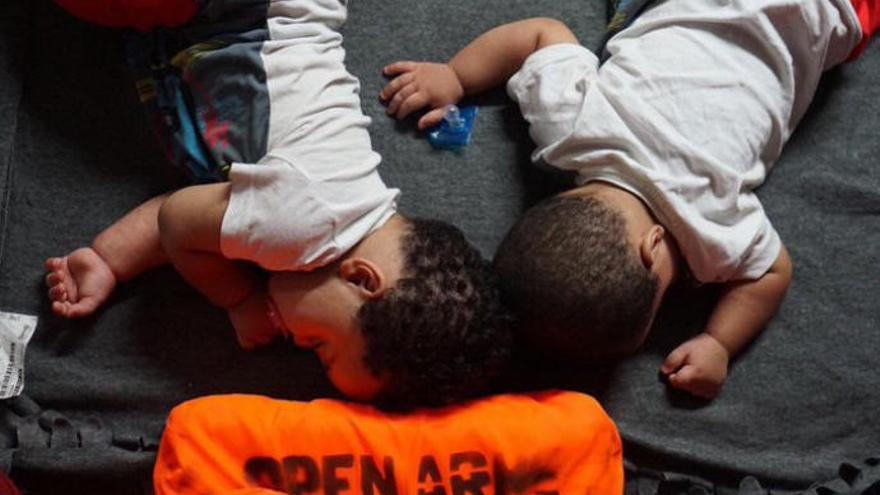 Musa e Isa, dos niños rescatados en el mar que se encuentran entre las 121 personas que atiende el barco de Open Arms y que esperan por un puerto seguro.