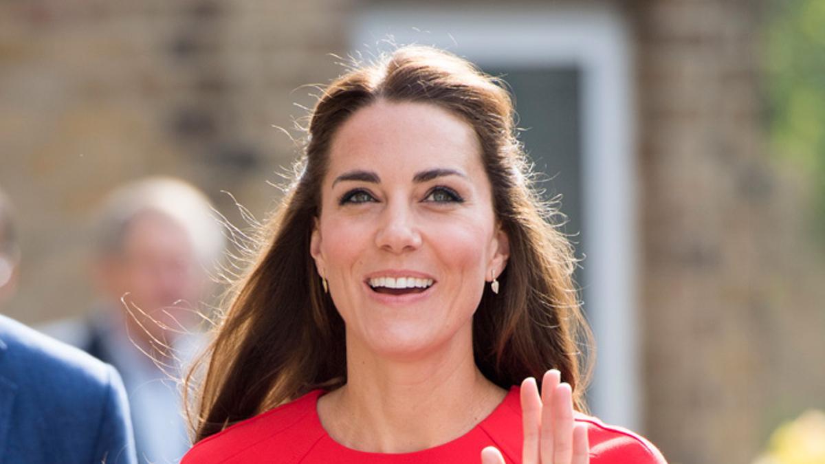 Detalle del look de Kate Middleton con vestido rojo