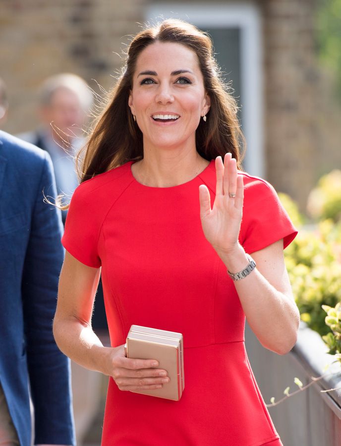 Detalle del look de Kate Middleton con vestido rojo