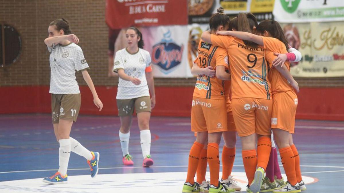 Las jugadoras del STV Roldán celebrando un gol este curso.  | ISRAEL SÁNCHEZ