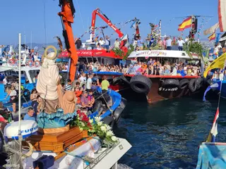 Una armada para escoltar en O Morrazo a la Virgen del Carmen, patrona del mar