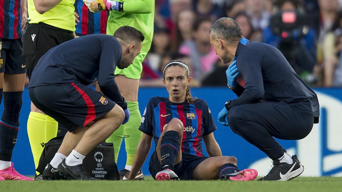Aitana recibe atención médica durante el partido en el Camp Nou