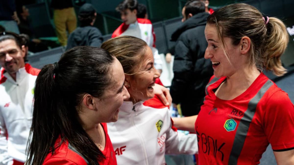 Andrea Ustero y Ari Sánchez celebran el triunfo con Marcela Ferrari, entrenadora del RL9