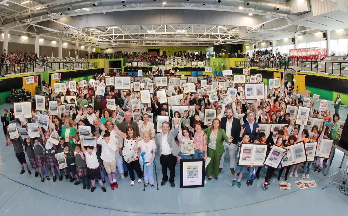Gala de entrega de los premios de la X edición del concurso Faro da Escola, celebrada en el pabellón de Navia, en Vigo. El alcalde de Vigo, Abel Caballero; la vicepresidenta de la Diputación Provincial de Pontevedra, Luisa Sánchez: la primera teniente de alcalde, Carmela Silva; la concejala de Educación, Olga Alonso, y los directivos del periódico Faro de Vigo Rogelio Garrido (director), Pedro Costa (gerente y director de Prensa Ibérica en Galicia ) y Jose Carneiro, subdirector, posan entre alumnos y profesores.