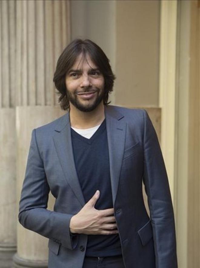 Joaquín Cortés, ayer, en la entrada del Teatro Tívoli donde estrenará ’Gitano’.