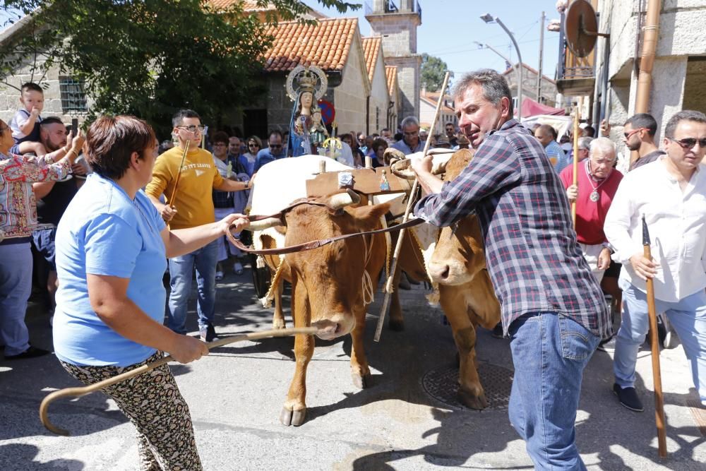 La nueva cita con el santuario de A Franqueira, en A Cañiza, unió ayer a miles de devotos.