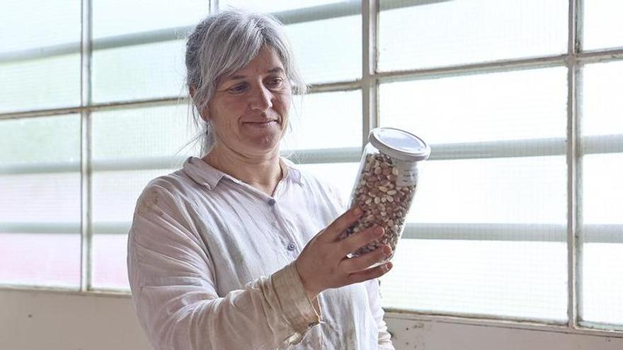 Xènia Torras és la responsable del banc de llavors de Manresa des de fa disset anys