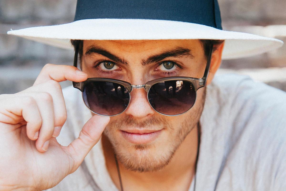 Rebajadas a 33 € las icónicas gafas de sol Hawkers que sientan bien a todos los rostros