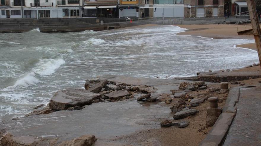 El temporal causa danys a la platja de l&#039;Escala