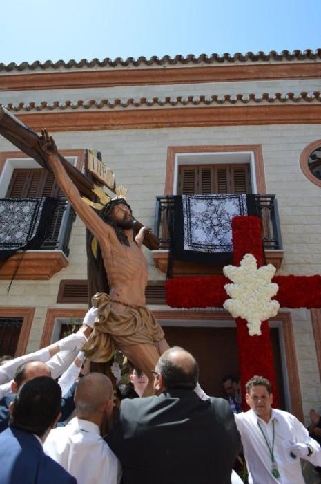 El Cristo del Perdón y de la Vera Cruz ha recorrido las calles, decoradas con cruces florales, macetas, enseres y banderillas de colores, acompañado de cientos de fieles