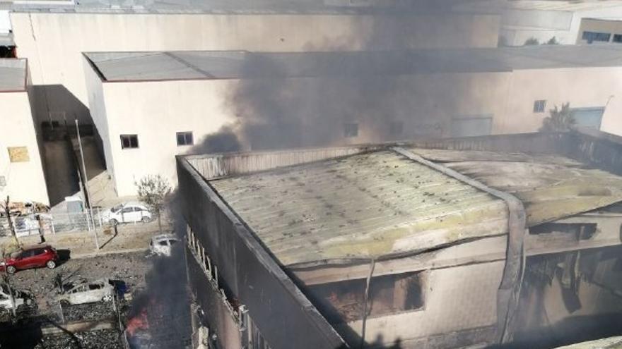 Incendio que ha quemado totalmente una nave de una empresa de tratamiento de residuos químicos, en el polígono industrial Foix de L'Arboç (Tarragona), el 3 de diciembre de 2021.