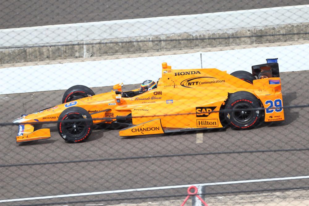 Fernando Alonso prueba su coche de la Indy Car