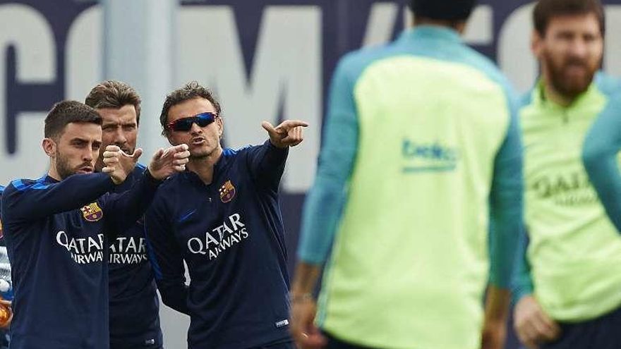 Luis Enrique debate con su cuerpo técnico aspectos tácticos.