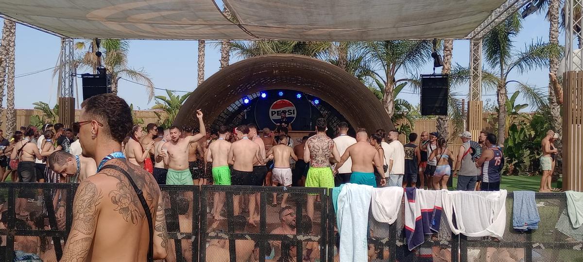 El Medusa Festival abre sus puertas y llena su beach club con la primera sesión de electrónica encabezada por Andrés Campo El Medusa Festival abre sus puertas y llena su beach club con la primera sesión de electrónica encabezada por Andrés Campo