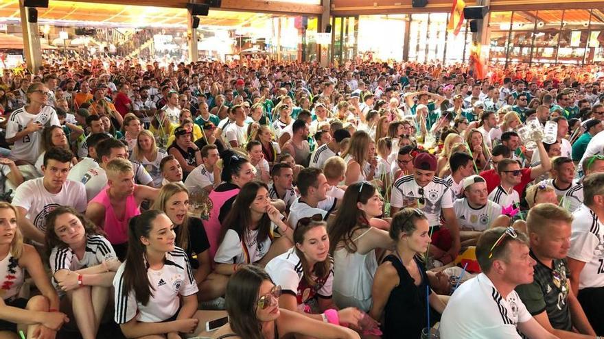 Turistas alemanes viven la eliminación de la selección alemana en la Playa de Palma