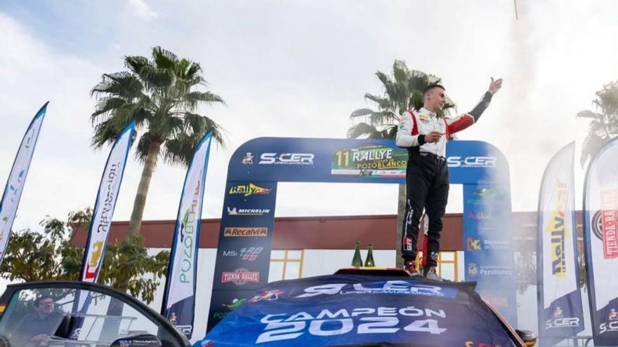 Alejandro Cachón celebra con un volador su victoria en el Súpercampeonato de España el pasado año. | CEDIDA A LNE