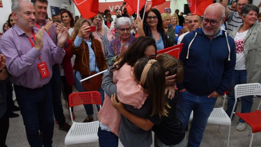 Rey abraza a sus hijos, con su marido a la derecha. |   // VÍCTOR ECHAVE