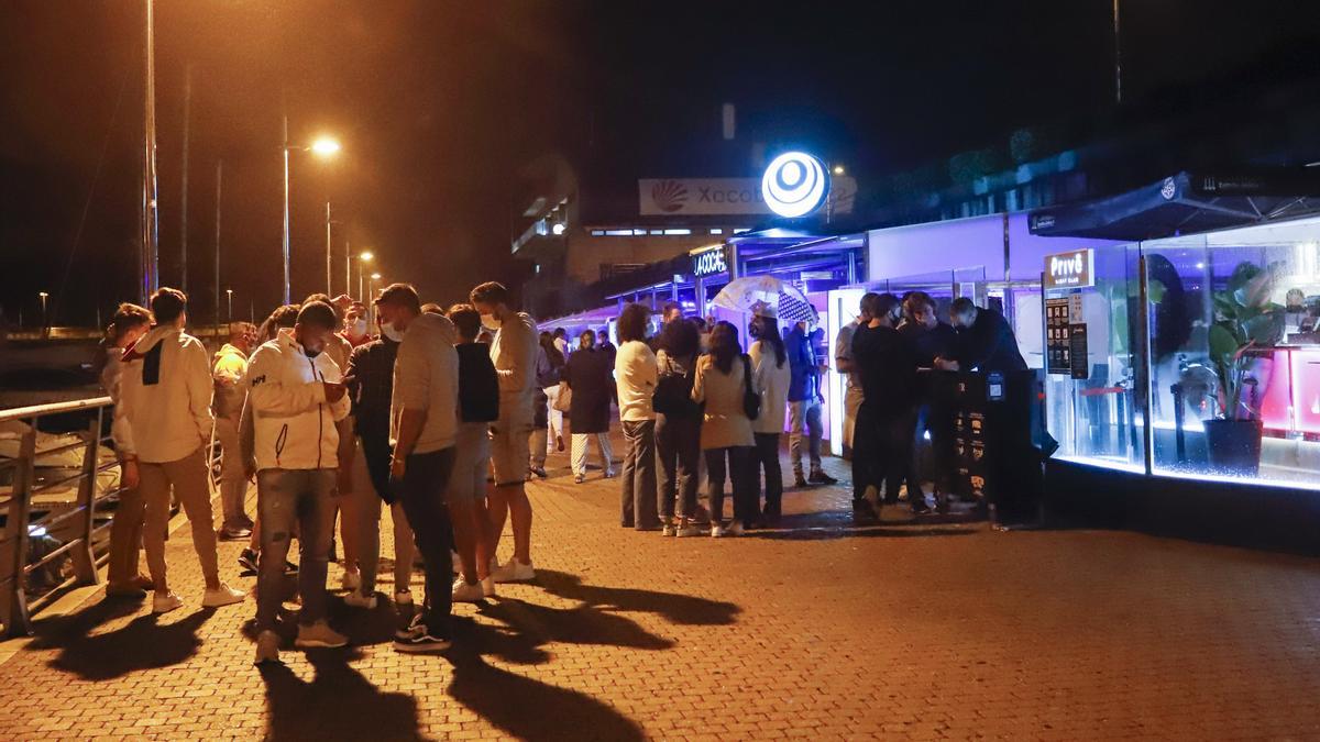 Varios jóvenes en uno de los locales de ocio nocturno de Sanxenxo.