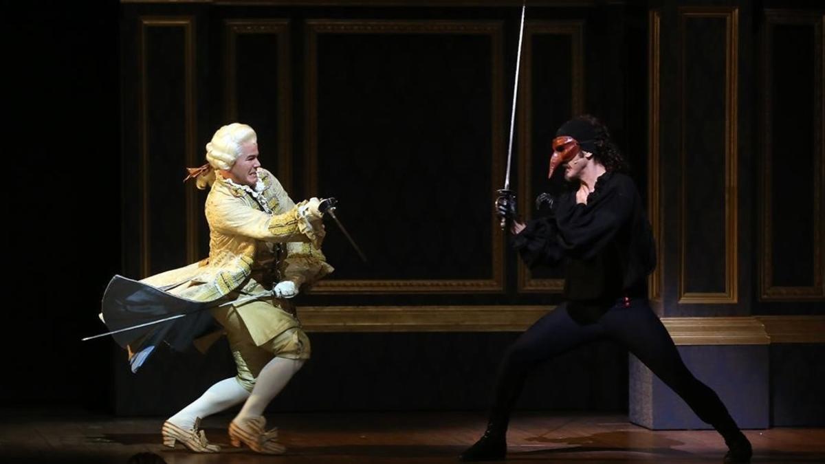 A la izquierda, Ivan Labanda (Marqués de L'Echalonne) en pleno duelo con Toni Viñals (Scaramouche), en las funciones previas de la obra de Dagoll Dagom.