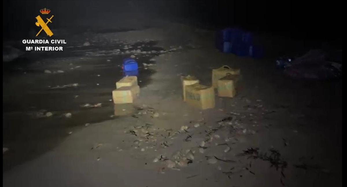 No es el Estrecho de Gibraltar, sino el Delta del Ebro. Fardos de hachís y bidones vacíos de combustible dejados por los narcos en una huida nocturna en una playa de Mont-Roig del Camp (Tarragona).