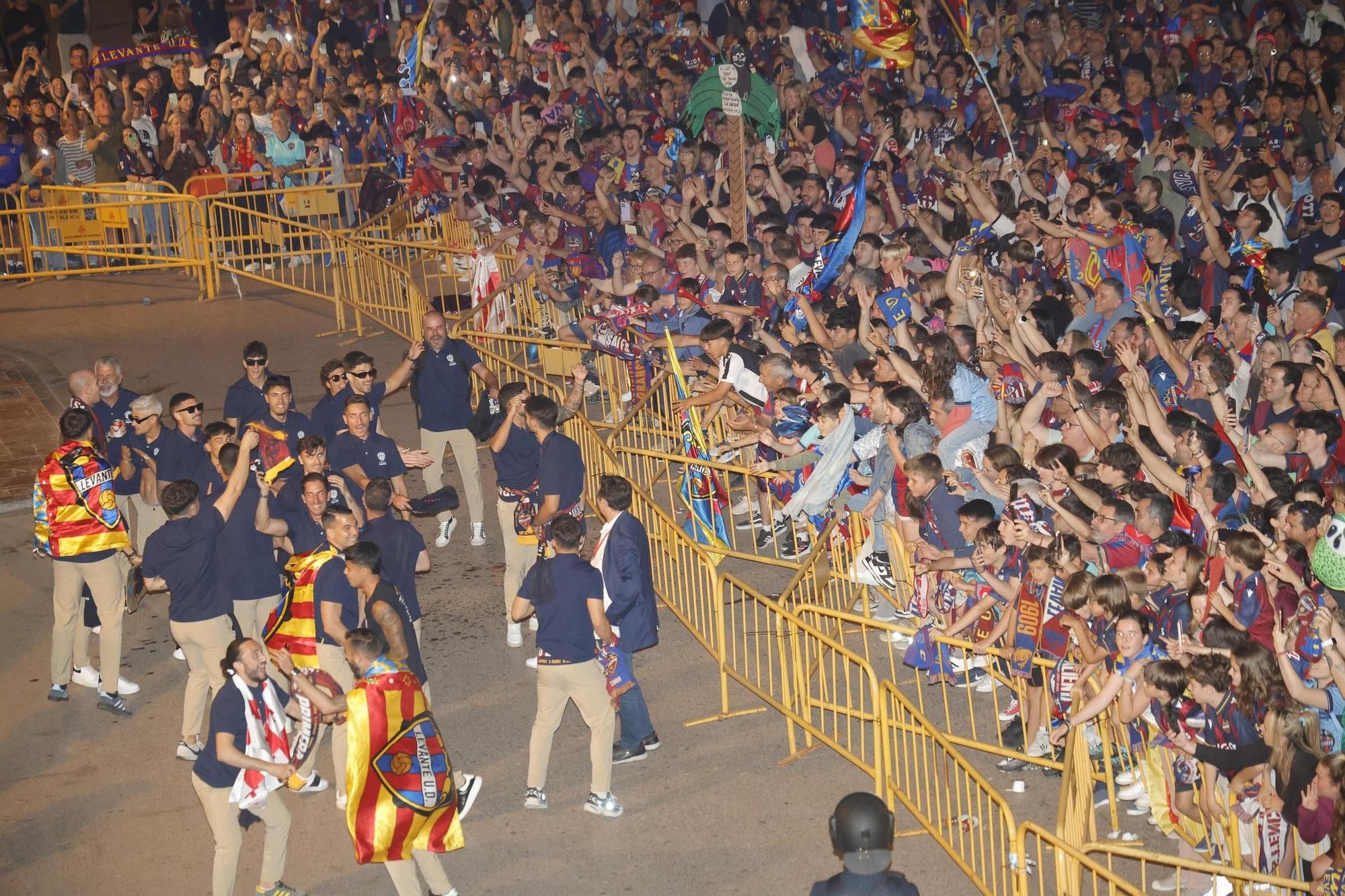 Todas las fotos de la rúa del Levante UD por su ascenso a Primera División
