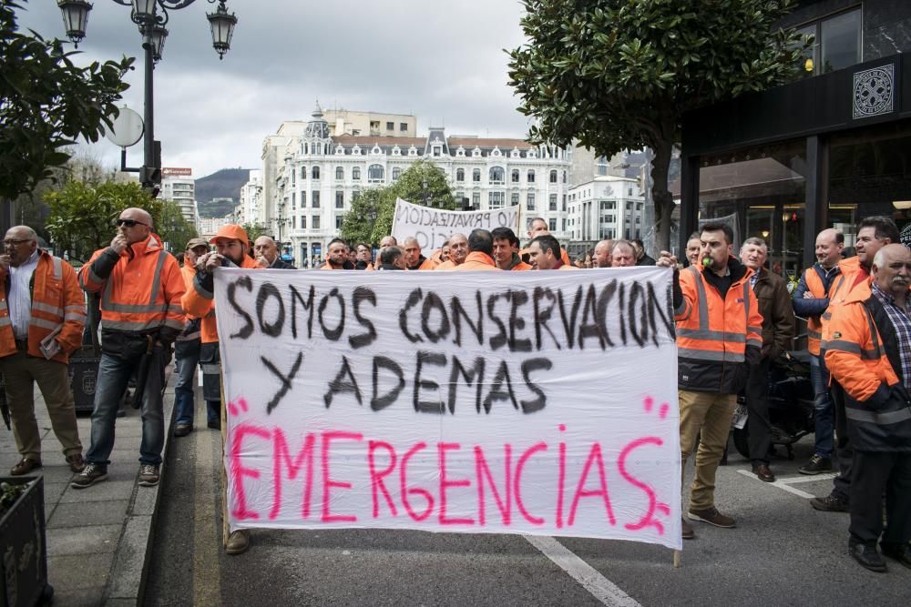 Las trabajadores de carreteras se manifiestan ante la Junta